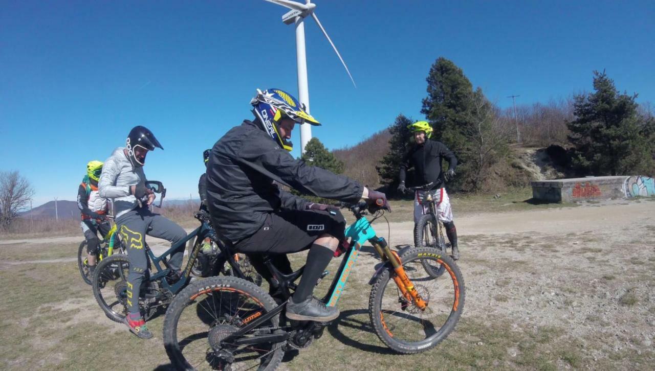 Albergo Aduepassi & Servizio Bike Shuttle Finale Ligure Exteriör bild
